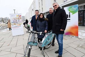 Bürgermeister Christian Scheider, Stadträtin Mag. Corinna Smrecnik, Geschäftsführer Landeswohnbau Kärnten Mag. Harald Repar und Vizebürgermeister Prof. Mag. Alois Dolinar. Foto: StadtKommunikation/Helge Bauer