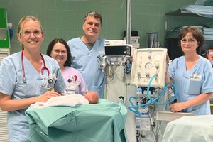 v. li: OÄ Dr. Claudia Kanduth, Mag. Karin Lagger, EOA Dr. Stefan Hinterberger sowie Daniela Somvilla und Puppe Paul. Foto: KABEG