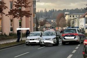 Vom Handy abgelenkt: Lenker ohne Führerschein kracht in Polizeiauto. Foto: Instagram/Klagenfurt Elite