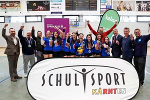 Volleyballschülerliga. LH Peter Kaiser und Landessportdirektor Arno Arthofer mit der Siegermannschaft des Europagymnasiums. Foto: LPD Kärnten/Eggenberger