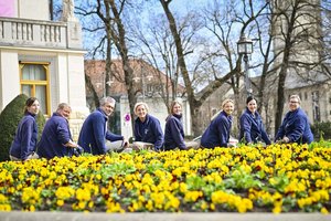 Stadtgartenreferent Stadtrat Max Habenicht und die Mitarbeiterinnen vom Stadtgartenamt sorgen für Frühlingsgefühle. Foto: StadtKommunikation / Bauer