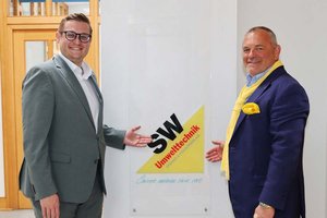 Wirtschaftsreferent Stadtrat Julian Geier besuchte das Traditionsunternehmen „SW Umwelttechnik Stoiser & Wolschner AG“ und war mit dem Vorstandsmitglied Klaus Einfalt im Austausch. Foto: StadtKommunikation / Buchner