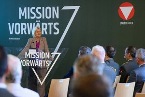 Verteidigungsministerin Klaudia Tanner ehrt in der Khevenhüller-Kaserne langjährige Partner. Foto: HBF/Carina Karlovits