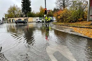 Feuerwehr musste ausrücken: Kreuzung Pischeldorfer Straße/Krassnigstraße überflutet. Foto: FF Hauptwache Klagenfurt