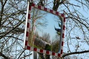 Vandalenakt: Bushaltestellenhäuschen und Verkehrsspiegel beschädigt. Foto: Symbolbild