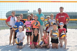 Sportreferent Stadtrat Mag. Franz Petritz mit einer Volleyball-Mannschaft. Foto: StadtKommunikation/Pessentheiner