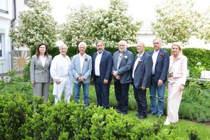 Das Team der Kollegialen Führung des Elisabethinen-Krankenhauses Klagenfurt gemeinsam mit den Visitoren nach der Abschlussbesprechung – ein Zeichen für gemeinsam gelebte Qualität und kontinuierliche Weiterentwicklung. Foto: EKH