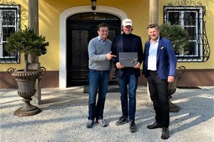 Jonny Jürgens mit Bürgermeister Christian Scheider und Projektmanager Hannes Jagerhofer. Foto: Bürgermeisterbüro