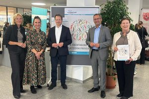 Dr. Birgit Trattler (Abt. Gesundheit, Jugend, Familie), Mag. Barbara Schreier (Prävention), Hausherr Dr. Sven Fisler (Rektor PH), Stadtrat Mag. Franz Petritz und GR Gabriela Holzer. Foto: Büro Petritz