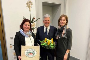 Landeshauptmann Peter Kaiser bekam von Petra Pobaschnig (r) und Roswitha Plösch (li) einen Adventkranz, hergestellt von den Klientinnen und Klienten der Lebenshilfe Kärnten, Standort Wolfsberg. Foto: KK