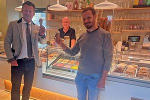 Bürgermeister Christian Scheider und Paul Fahrnberger bei der neuen Eistheke im Café am Benediktinermarkt. Foto: KK