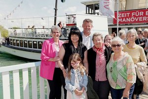 Bürgermeister Christian Scheider und Mag. Karin Ertl hießen die Teilnehmerinnen der Muttertagsschifffahrt herzlich willkommen. Foto: StadtKommunikation/Wajand