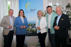 Die Bürgermeister Martin Kulmer, Mag. Silvia Häusl-Benz, Dr. Margit Heissenberger, Christian Scheider und LAbg. Herbert Gaggl (v.l.n.r.) gehören zu den Mitgliedern des neu gewählten Vorstandes des Zentralraums Kärnten+. Foto: StadtKommunikation/Spatzek