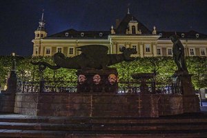 Earth Night: Licht aus beim Lindwurm und Rathaus für Klima und Natur. Foto: SK/Hude