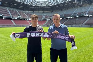 Elias Jandrisevits und Geschäftsführer Sport Mario Brkljaca. Foto: Austria Klagenfurt