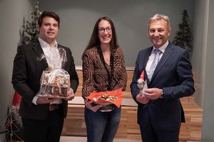 Das Josefinum lädt zum Weihnachtsbasar: Sparkasse-Marketingleiter Gilbert Blechschmid, Josefinum-Leiterin Mag. Dr. Petra Arnusch und Dr. Johann Lintner (Privatstiftung Kärntner Sparkasse). Foto: Kärntner Sparkasse