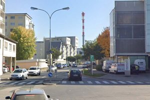 Arbeiten am Fernwärmenetz: Verkehrsbehinderungen in der Kraßniggstraße. Foto: Google Street View