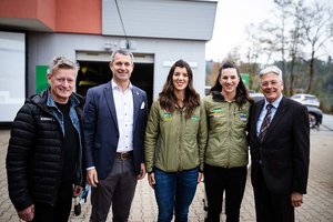 Landessportdirektor Arno Arthofer, Präsident des Österreichischen Ruderverbandes Horst Nussbaumer, Magdalena und Katharina Lobnig sowie Landeshauptmann Peter Kaiser. Foto:  LPD Kärnten