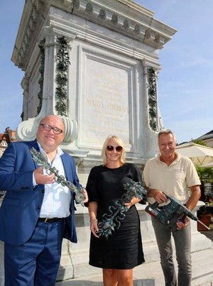 Mag. Alexander Gerdanovits (Leiter der Abt. Kultur), Denkmal-Verantwortliche Manuela Krassnitzer und Steinmetz Helmut Cekoni kümmern sich um die Restaurierungsarbeiten am Denkmal von Maria Theresia. Foto: StadtKommunikation/Krainz