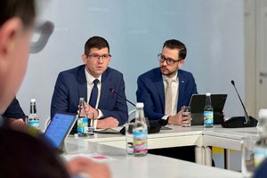 LHStv. Gruber und LR Schuschnig bei den Überparteilichen Gesprächen zur Windkraft-Volksbefragung. Foto: Büro LHStv. Gruber/Gamper