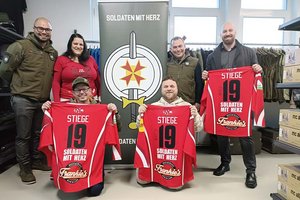 John Patrick Platzer, Nicole Fischer (Stiege 19), Richi (Inhaber Armystyle), Kevin aus Klagenfurt, Martin Kusternigg (dahinter, Kassier „Soldaten mit Herz“) und Mike aus St. Veit. Foto: „Soldaten mit Herz“