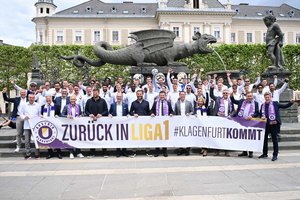 Mannschaft und Politik posieren anlässlich des Festaktes auf dem Neuen Platz. Foto: StadtKommunikation / Florian Pessentheiner