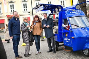 Abschluss EuropaCafé-Tour. LH Peter Kaiser Marc Germeshausen und Passantinnen in der Wienergasse in Klagenfurt. Foto: LPD Kärnten/Helge Bauer