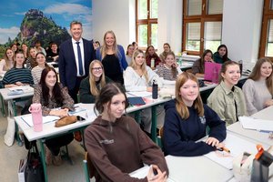 Landeshauptmann Fellner bei seinem Besuch an der HBLA Pitzelstätten mit Direktorin Johanna Michenthaler und Schülerinnen. Foto: LPD Kärnten/Kuess