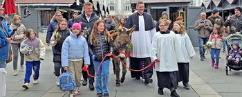 Zahlreiche Besucher beim traditionellen Palmeselumzug in Klagenfurt