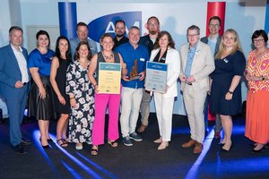 AMS-Klagenfurt-Chef Wolfgang Orasch mit Mitarbeitenden und die Landesgeschäftsführung des AMS Kärnten nahmen die Auszeichnung von AMS-Österreich-Vorstandsduo Johannes Kopf und Petra Draxl entgegen. Foto: AMS/Frank Helmrich