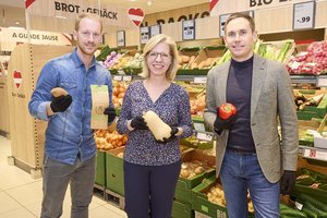Lidl verzichtet künftig komplett auf Einweghandschuhe aus Plastik. (v. l. n. r.): Raphael Reifeltshammer (CEO ElephantSkin), Leonore Gewessler (Bundesministerin für Klimaschutz), Alessandro Wolf (CEO Lidl Österreich). Foto: Georges Schneider