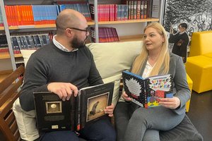 John Patrick Platzer, Schirmherr des Wettbewerbs, mit Direktorin Birgit Media in der Schulbibliothek. Foto: Soldaten mit Herz