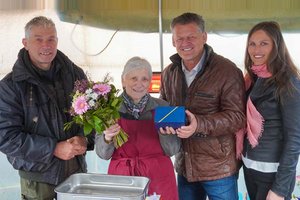 Ehrung für jahrzehntelange Marktstandlerin Maria Pirmann. Foto: StadtKommunikation / Zechner