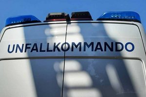 Stark betrunkener Mofafahrer fuhr über Verkehrsinsel und krachte gegen Zaun. Foto: Mein Klagenfurt