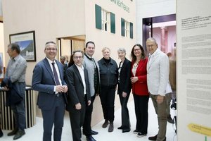 Stadtrat Franz Petritz, LAbg. Markus Malle, Alpenvereins-Vorsitzender Daniel Sebastian Uschounig, Kuratorin Claudia Dojen, LHStv.in Gaby Schaunig, Stadträtin Constance Mochar, Museumsdirektor Wolfgang Muchitsch. Foto: km/Strohecker 