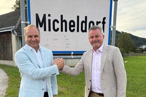 Zu den ersten Gratulanten zählte der Bezirksparteivorsitzende der SPÖ St. Veit und 3. Präsident des Kärntner Landtages, Günter Leikam (rechts im Bild). Foto: zVg