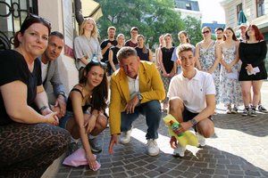 Lehrerin Mag. Gerda Wobik, Manfred Morokutti B.A. MA (Mauthausen Komitee), Bürgermeister Christian Scheider und die Schülerinnen und Schüler der HTL Mössingerstraße bei der Reinigung der Stolpersteine. Foto: StadtKommunikation/Spatzek
