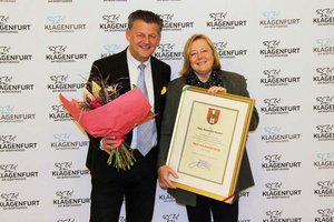 Bürgermeister Christian Scheider überreichte Mag. Roswitha Bucher die Dank- und Anerkennungsurkunde. Foto: StadtKommunikation/Spatzek
