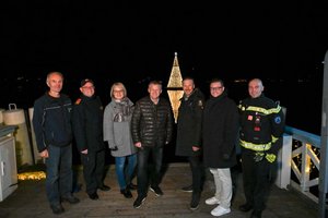 Schwimmender Christbaum leuchtet wieder in der Ostbucht. Foto: StadtKommunikation / Hronek