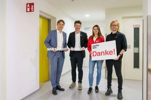 Ernst Sandriesser, Mario Slamanig und Roberta Striedinger von der Caritas danken Raiffeisen Landesbank Kärnten-Vorstandsdirektor Gert Spanz für die großzügige Unterstützung. Foto: Johannes Leitner/Caritas 