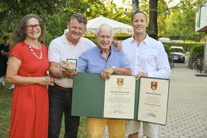 v.l.n.r. Sportstadträtin DI Constance Mochar, Bürgermeister Christian Scheider, Prof. Mag. Helmar Steindl und Mag. Dr. Gerhard Schmid bei der 90-Jahr-Jubiläumsfeier des Kajakvereins Klagenfurt. Foto: StadtKommunikation / Hude
