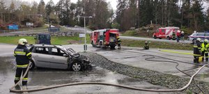 Vermutlich technischer Defekt: Auto ging am Pyramidenkogel in Flammen auf. Foto: Freiwillige Feuerwehr Reifnitz 