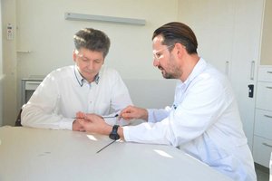 Patient Erwin Abraham wurde von Ltd. OA Dr. Andreas Grün operiert. Die OP-Geräte sind die kleinsten weltweit und sorgen für schmerz- und narbenfreie Eingriffe. Foto: EKH