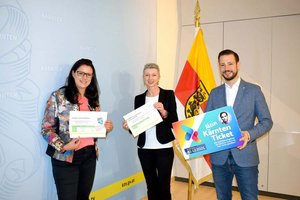 v.l.n.r.: LRin Sara Schaar, LHStv.in Gaby Schaunig und LR Sebastian Schuschnig präsentieren die Kärntner Fahrtkostenzuschuss-Sonderförderung 2022. Foto: Büro LHStv.in Schaunig