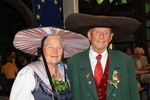 Karl Messner mit seiner Frau Helga in der alten „Lavanttaler Tracht“. Foto: fredy-b