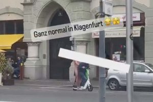 Quasi nackt am E-Scooter durch Klagenfurt. Foto: Klagenfurt Elite