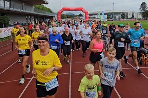 Fast 300 Teilnehmer beim FreundschaftsRUN in der Leopold-Wagner-Arena. Foto: KK