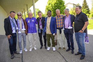 Bürgermeister Christian Scheider mit Landeshauptmann Dr. Peter Kaiser, Landessportdirektor Arno Arthofer mit Legenden-Treffen-Initiator Helmut König und den Austria-Helden von 1982. Foto: StadtKommunikation/Hude
