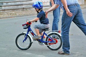 Tipps, wie man Kindern das Fahrradfahren beibringt