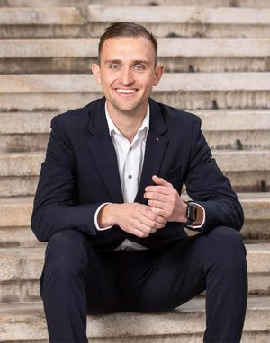 Landtagsabgeordneter Maximilian Rakuscha hat sich sehr für sein Herzensprojekt „Pflege als Schwerarbeit“ eingesetzt.